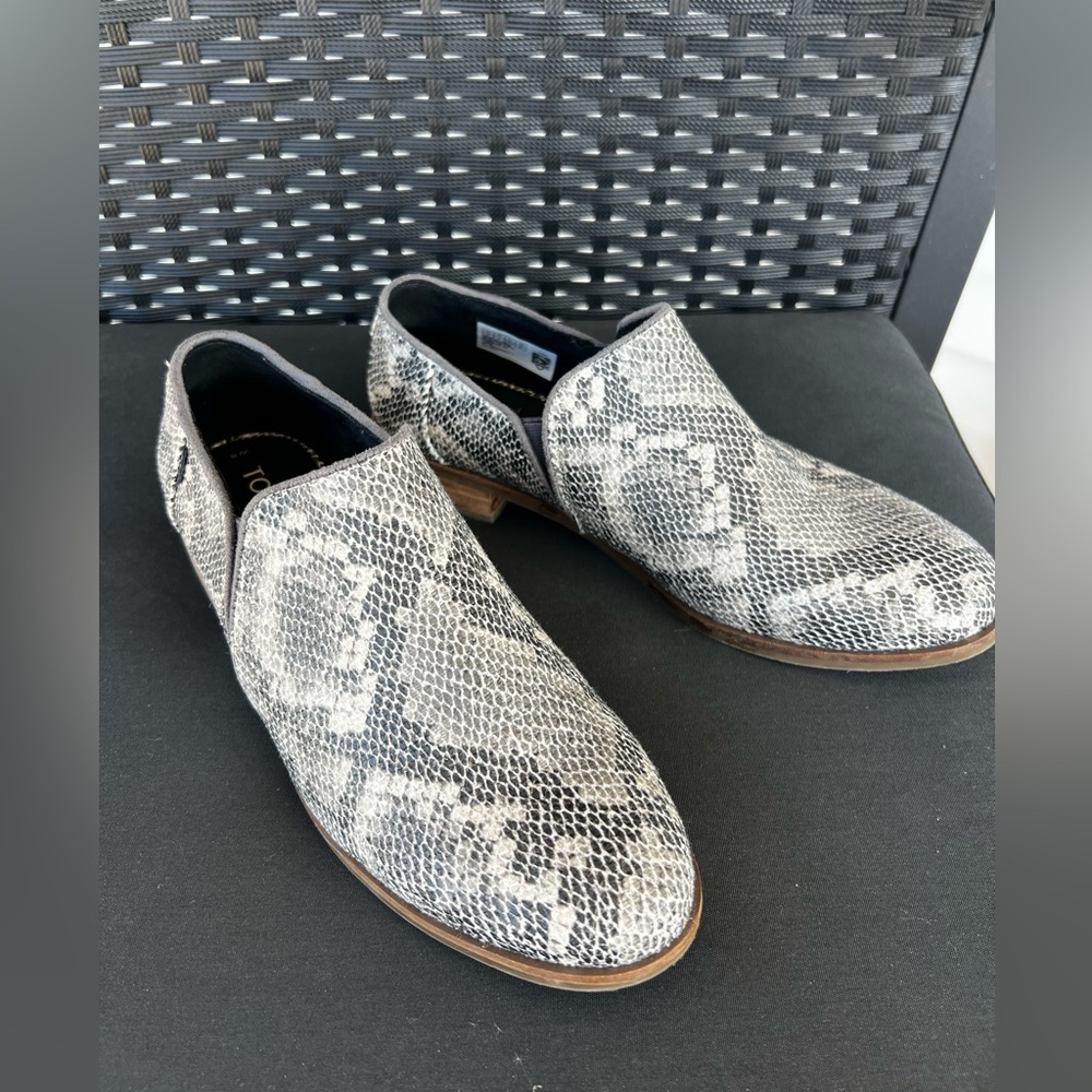 Toms Gray White Snakeskin Print Low Ankle Boots Grey White Shaye size 8 Women's